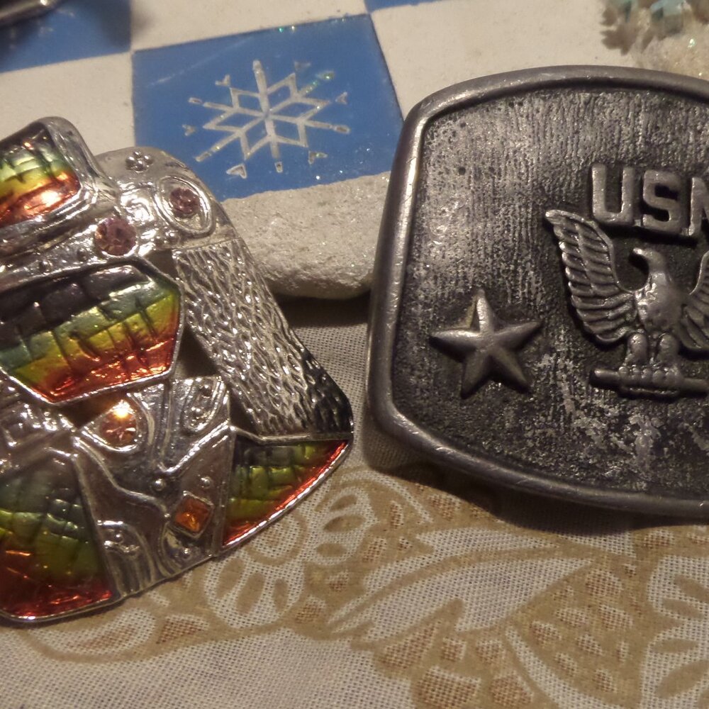 Vintage U.S. Navy belt buckle featuring the "USN" insignia
